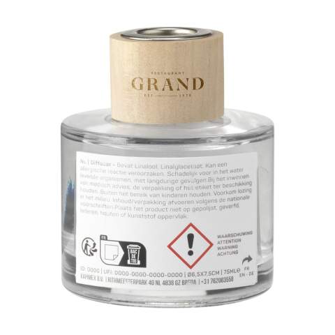 Dit decoratieve, glazen parfumflacon met houten accent van het merk Wooosh is gevuld met een heerlijk geurende Fine Oudh parfumolie. Door de stokjes in het parfumflacon te plaatsen wordt het parfum geabsorbeerd en verdampt de olie geleidelijk. De lucht vult zich met een zoet, houtachtig, rokerig en mysterieus aroma. Oudh is een fascinerende en zeer kostbare houtsoort. In de Arabische en Japanse cultuur heeft Oudh een bijzondere status in rituelen en spirituele zin. De geur wordt geassocieerd met verleiding maar ook met troost en bescherming. De intensiteit van de geur kan worden geregeld door meer of minder stokjes in het flacon te plaatsen. Dit flacon is gevuld met 75 ml parfumolie en wordt geleverd inclusief 6 mini-stokjes en een gebruiksaanwijzing. Per stuk in een luxe Wooosh geschenkverpakking.