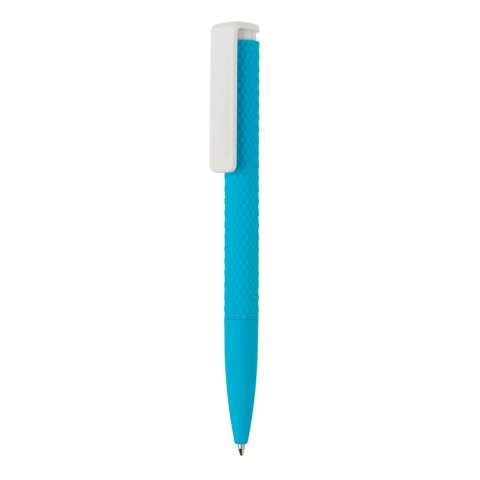 Stylo à bille rétractable, nouvelle version du X3 avec nouveau clip et design. Version avec finition gomme pour un confort d’écriture supplémentaire.Encre bleue Dokumental® de fabrication allemande pour +/- 1200m d’écriture et bille en carbure de tungstène assurant une écriture régulière.