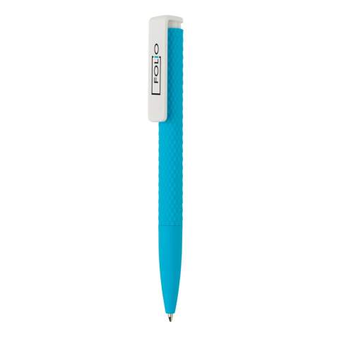 Stylo à bille rétractable, nouvelle version du X3 avec nouveau clip et design. Version avec finition gomme pour un confort d’écriture supplémentaire.Encre bleue Dokumental® de fabrication allemande pour +/- 1200m d’écriture et bille en carbure de tungstène assurant une écriture régulière.