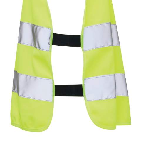 XS-formaat hoog zichtbaarheidsvest ontworpen voor kinderen van 3 tot 6 jaar, met een lengte van 90 tot 140 cm. Dit vest biedt ruimte voor decoratie aan zowel de voor- als achterzijde. Het is uitgerust met klittenbandsluitingen op de schouders en aan de onderkant voor extra veiligheid en gemakkelijk aan- en uittrekken. De elastische banden aan de tegenovergestelde zijde zorgen voor flexibiliteit, zodat het comfortabel over dikke jassen gedragen kan worden. Dit vest heeft strenge tests ondergaan en voldoet aan EN 17353:2020 Type AB3. Bovendien voldoet het aan de PBM-richtlijnen zoals gespecificeerd in Verordening (EU) 2016/425 voor Persoonlijke Beschermingsmiddelen Categorie II. Gemaakt met GRS-gecertificeerd gerecycled PET. Totale gerecyclede inhoud: 55% op basis van het totale gewicht van het artikel. GRS-certificering garandeert een volledig gecertificeerde toeleveringsketen van de gerecyclede materialen