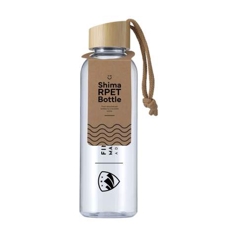 WoW! Wiederverwendbare, recycelte Wasserflasche. Die Flasche besteht zu 100% aus RPET. Mit auslaufsicherem Bambus-Schraubverschluss, an dem eine praktische Tragekordel befestigt ist. Das schlanke Design liegt besonders angenehm in der Hand. Nicht spülmaschinengeeignet. GRS-zertifiziert. Gesamtes recyceltes Material: 73%. Fassungsvermögen 680 ml.