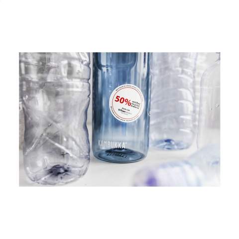 Bouteille d’eau durable de la marque Kambukka® • en Tritan™ Renew clair et inodore - 50% de matière recyclée certifiée • excellente qualité • sans BPA • bouchon 3-en-1 avec 2 positions de boisson : appuyez brièvement dessus pour prendre une petite gorgée ou ouvrez-le complètement pour boire facilement et sans renverser, comme avec une tasse • facile à nettoyer grâce à Snapclean® : retirez le mécanisme intérieur allant au lave-vaisselle en une seule manipulation • bouchon universel : convient également aux autres bouteilles Kambukka® • le bouchon est résistant à la chaleur et passe au lave-vaisselle • grip très pratique • 100 % étanche • capacité 500 ml. REMARQUE : jusqu'à 1000 articles disponibles sous 10 jours ouvrés hors marquage, à l exception des réservations.