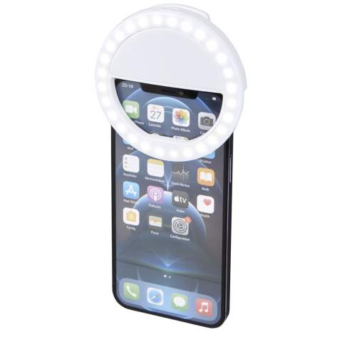 Lampe à selfie portable 28 LED qui peut être facilement installée sur l'écran d'un téléphone ou d'un ordinateur portable avec une fonction de clip. Un gadget indispensable pour tout réalisateur de vidéos ou de blogs, ou pour toute personne qui aime prendre des photos. La lumière blanche est réglable sur 3 niveaux de luminosité différents pour une exposition parfaite à la lumière. Les 28 LED sont placées en cercle, fournissant une lumière uniforme sur le visage. La lampe à selfie a une capacité d'au moins 30 minutes à la luminosité maximale.