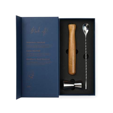 Duik in de levendige wereld van mocktails met de Story of Mocktail set, elegant verpakt in een geschenkdoos die lijkt op een klassiek boek. Deze set bevat een houten muddler van FSC®-gecertificeerd acacia, een roestvrijstalen jigger en een gedraaide barlepel, allemaal ontworpen om je te helpen het perfecte drankje te maken. De unieke verpakking beschermt niet alleen je gereedschap, maar helpt je ook om je eigen leuke en heerlijke mocktails te maken, waardoor het een ideaal cadeau is voor elke mixology liefhebber. De geschenkverpakking is gemaakt van FSC® gecertificeerd papier.