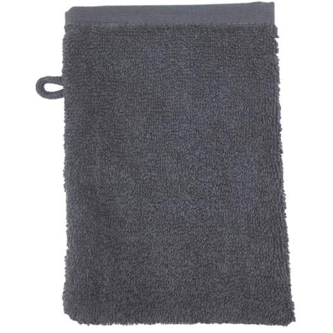 This washcloth is ideal for washing! The softness ensures that the washcloth is very user-friendly and thanks to the combed cotton, the washcloth dries quickly. The grammage of 500 gr/m2 ensures that the washcloth absorbs well and feels very soft. This item from The One Towelling® brand is inspired by the beautiful colors of Cuba. Make your choice from 31 colors now!