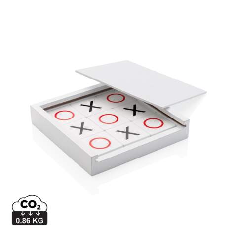 Nehmen Sie dieses 9-teilige Tic Tac Toe-Spiel mit, wohin Sie auch gehen, um klassische Unterhaltung zu genießen! In der weißen Holzdeckelbox können Sie das Spiel einfach verstauen. Hergestellt aus FSC®-zertifiziertem Holz. Wird in einer FSC®-zertifizierten Geschenkverpackung aus Kraftpapier geliefert.