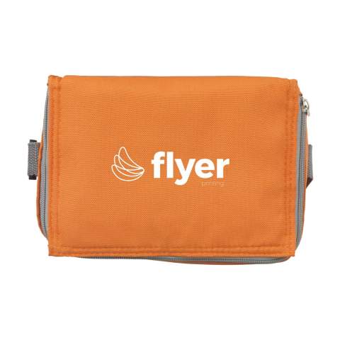 Cooler bag made from 600D RPET polyester. Ideal for a 6-pack of drinks cans. With a carry-strap. GRS-certified. Total recycled material: 51%. Capacity approx. 3 litres.