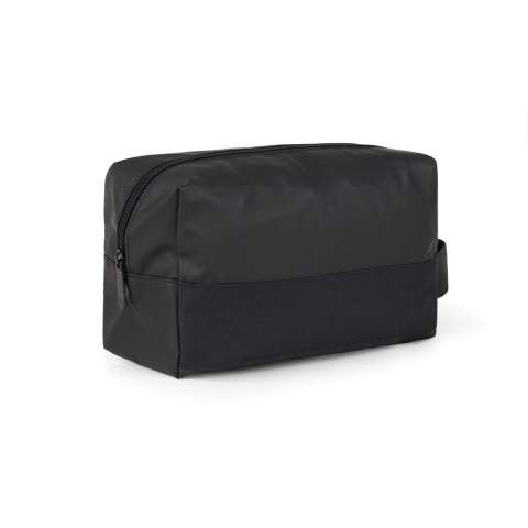 Accessoire de voyage idéal, cette trousse de toilette est fabriquée en polyester certifié GRS super léger avec un revêtement PU élégant. Elle est dotée d'une poignée latérale pratique et d'une poche intérieure pour vos objets essentiels. Ces sacs polyvalents sont non seulement faciles à transporter, mais ils sont également conçus pour se plier et se ranger de manière compacte dans vos bagages, offrant ainsi un espace de rangement supplémentaire pratique sans vous alourdir. Certifié par GRS (Global Recycled Standard), la certification GRS garantit que l'ensemble de la chaîne d'approvisionnement des matériaux recyclés est certifiée. Le contenu recyclé total est basé sur le poids total du produit. Ce produit contient 65 % de polyester recyclé certifié GRS.