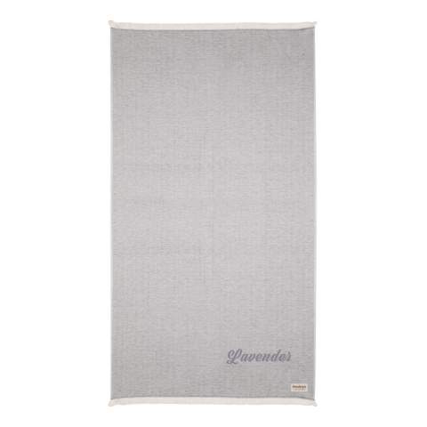 Serviette 100X180cm polyvalente, fabriquée à partir de 22 % de coton recyclé. Avec traceur AWARE™ qui valide l'utilisation authentique du coton recyclé. Vous pouvez l'utiliser pour presque tout, comme la plage, les voyages, le sauna, la piscine, le camping, le sport, comme serviette de plage, serviette de bain, écharpe, paréo, serviette de yoga, couverture. Chaque serviette permet d'économiser 1409,2 litres d'eau. 2 % des recettes de chaque produit Impact vendu seront reversés à Water.org. Lavable en machine. Fabriqué au Portugal.