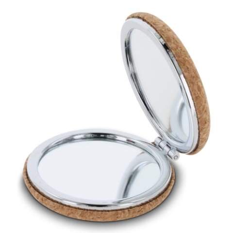 Ce petit miroir entouré de liège est pratique à transporter partout.  Le miroir ne prend pas beaucoup de place et grâce au matériau ne s'abîmera pas non plus dans votre poche ou votre sac.