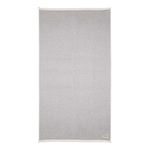 Serviette 100X180cm polyvalente, fabriquée à partir de 22 % de coton recyclé. Avec traceur AWARE™ qui valide l'utilisation authentique du coton recyclé. Vous pouvez l'utiliser pour presque tout, comme la plage, les voyages, le sauna, la piscine, le camping, le sport, comme serviette de plage, serviette de bain, écharpe, paréo, serviette de yoga, couverture. Chaque serviette permet d'économiser 1409,2 litres d'eau. 2 % des recettes de chaque produit Impact vendu seront reversés à Water.org. Lavable en machine. Fabriqué au Portugal.