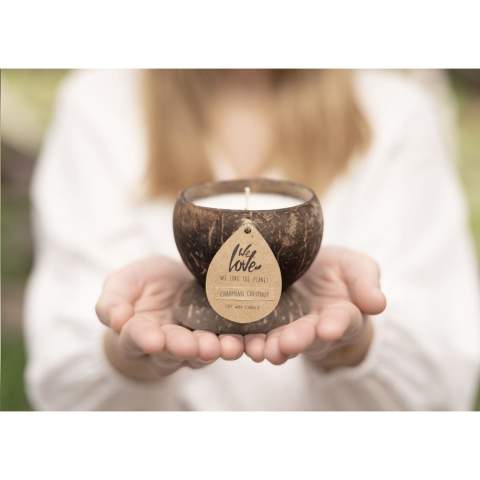 Een luxe geur-cadeauset van het merk 'We Love The Planet' met producten voor een intense geurbeleving: • Diffuser Spiritual Spa (50 ml) bestaat uit een combinatie van verschillende 100% etherische oliën. Deze ontspannende en verfrissende geurolie ruikt naar eucalyptus, munt, lavendel en rozemarijn. De olie heeft een neutraliserende werking door de toevoeging van tea tree en basilicum. Gemiddelde gebruiksduur bij normaal gebruik met 2-3 stokjes, tussen de 7 tot 9 weken. Incl. 2 bosjes kleine kajute stokjes. • Coconut candle Charming Chestnut gemaakt van 100% sojawas. Bevat geen chemicaliën, is milieuvriendelijk en biologisch afbreekbaar. De aansteeklont is gemaakt van ongebleekt katoen. Deze kaars met maar liefst 40-45 branduren heeft een romige, exotische geur van kokosnoot. Per set in een kraft geschenkdoos.