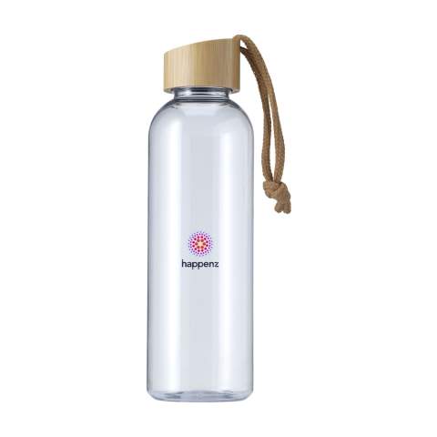 WoW! Wiederverwendbare, recycelte Wasserflasche. Die Flasche besteht zu 100% aus RPET. Mit auslaufsicherem Bambus-Schraubverschluss, an dem eine praktische Tragekordel befestigt ist. Das schlanke Design liegt besonders angenehm in der Hand. Nicht spülmaschinengeeignet. GRS-zertifiziert. Gesamtes recyceltes Material: 73%. Fassungsvermögen 680 ml.