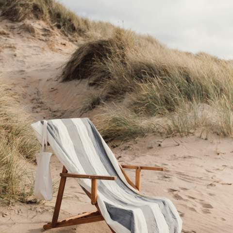 Une serviette de plage en coton avec des franges sur une largeur et une poche pour le transat sur l’autre. Accrocher la serviette sur le transat pour la maintenir en place. Nos draps de bain en coton sont fabriqués en Inde et ont une densité de 450 g/m2. OEKO-TEX® STANDARD 100. 09.HIN.68091. Hohenstein HTTI.