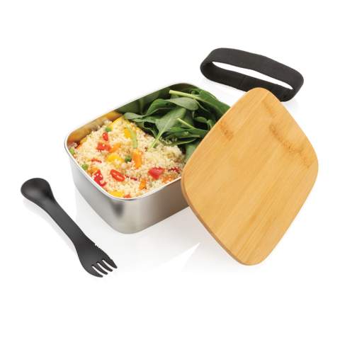 Geniet onderweg van een gezonde, zorgeloze lunch met de strak ogende roestvrijstalen lunchbox met bamboe deksel. Inclusief handige elastische band en spork. De broodtrommel kan niet in de magnetron en oven. Alleen handwas. Inhoud 0,9 liter.