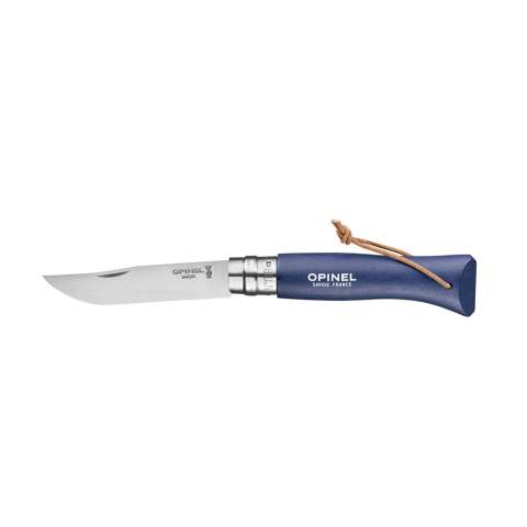 Couteau de poche conçu par Opinel. La lame de ce couteau est en acier inoxydable Sandvik 12C27. Le manche est en bois de hêtre, recouvert d'une couche de vernis pour le protéger de l'humidité et de la saleté. 95% du bois provient d'entreprises françaises gérées durablement. La poignée est munie d'un cordon en cuir. Lorsqu'il est ouvert, le couteau a une longueur de 19 cm et est sécurisé par un système de verrouillage Virobloc®. Ce couteau est idéal pour les pique-niques, les barbecues, la pêche ou le repérage. Un couteau de poche de tous les jours qui peut être utilisé pour un large éventail de tâches. Fabriqué en France. Attention, la législation en vigueur s'applique concernant la possession et / ou le transport de couteaux ou d'outils multifonctions en public.