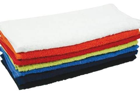 Pamper your guests with these colourful guest towels. Make them a colourful accessory in your bathroom or toilet. Made from ring-spun and therefore even fluffier and more durable than all other towels. Comes with two bands of 4 cm each.