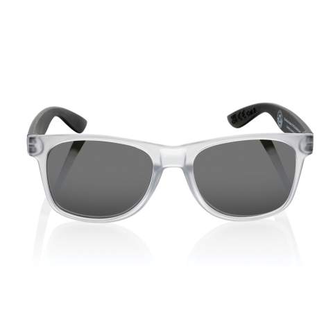 Sonnenbrille mit farbig verspiegelten Gläsern und mit transparentem RCS-zertifiziert recycelten PC-Gestell. Gesamter recycelter Inhalt: 72% bezogen auf das Gesamtgewicht des Artikels. Die RCS-Zertifizierung gewährleistet eine vollständig zertifizierte Lieferkette für die recycelten Materialien. Die Gläser entsprechen EN ISO 12312-1, sind UV 400 und CAT 3. Verpackt in einer FSC®-Kraftbox.<br /><br />PVC free: true