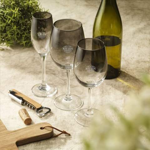 Ce verre à vin en verre fumé spécial est unique en raison de sa couleur et crée ainsi une atmosphère, une convivialité et une belle décoration sur la table. Chic et tendance, il attire tous les regards lors d'une fête ou d'une occasion spéciale. Bien entendu, ce verre convient également à un usage quotidien. Emballé par 4 pièces. Capacité 360 ml.