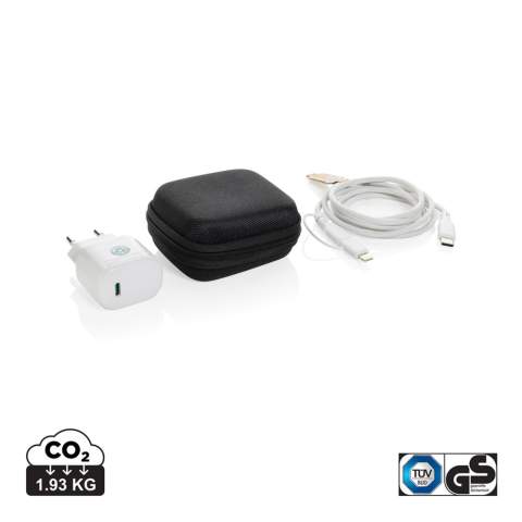 Set de 2 chargeurs rapide 20W pour telephones portables et autres petits appareils. Comprend un adaptateur UE avec port USB C de 20 W et un câble de charge rapide de 60 W en TPE recyclé de 120 cm (USB C vers USB /Lightning). Le câble permet de transférer des données et de recharger des appareils plus volumineux tels que les ordinateurs portables. L'adaptateur et le câble sont fabriqués à partir de PC, ABS et TPE recyclés certifiés RCS. Emballé dans une pochette en PET recyclé certifié RCS. Contenu recyclé total de l'ensemble : 59 % sur la base du poids total de l'article. La certification RCS garantit une chaîne d'approvisionnement entièrement certifiée pour les matériaux recyclés. Emballage FSC®. Sans PVC. Entrée chargeur mural AC 100-240V 50/60Hz 0,6A ; Sortie chargeur mural USB-C :5,0V⎓3,0A,9,0V⎓2,22,12,0V⎓1,67A (20W Max).<br /><br />PVC free: true