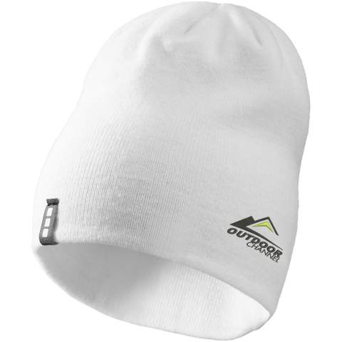 De Level beanie is gemaakt van een 1x1 rib breisel van acryl, en het dubbellaagse ontwerp zorgt voor extra isolatie op koude dagen. Het gemerkte luslabel voegt een vleugje verfijning toe. Of je nu de piste op gaat of door de stad slentert, blijf warm en modieus met de Level beanie.