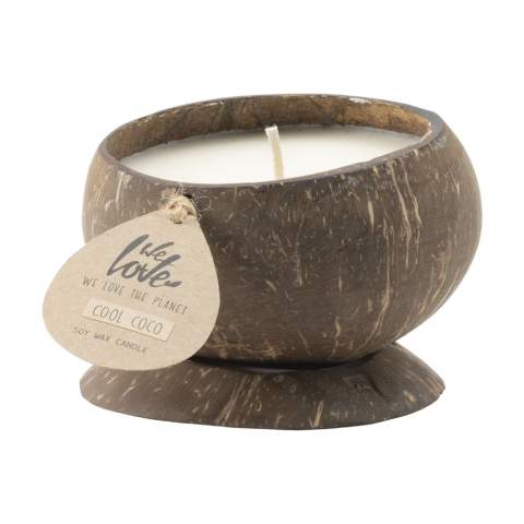 De natuurlijke Coconut candle van het merk 'We Love The Planet' is gemaakt van 100% sojawas, bevat geen chemicaliën, is biologisch afbreekbaar en heeft maar liefst 40-45 branduren. De aansteeklont is gemaakt van ongebleekt katoen. De kaars wordt geleverd met een bijbehorende standaard maar kan ook blijven drijven in het water. Een echte eyecatcher in elk interieur. Omdat de kokosnoot een natuurproduct is, is ieder exemplaar uniek. Dit geeft deze kaarsen een sfeervol en speels karakter! Leverbaar in verschillende geuren. Per stuk in een kraft geschenkdoos.  Om er zeker van te zijn dat er niet wordt bijgedragen aan grootschalige ontbossing, komt de sojawas uit de Verenigde Staten van een biologische en verantwoorde sojaplantage. De aansteeklont is gemaakt van ongebleekt katoen. De kokosnootschillen die gebruikt worden zijn een afvalproduct van voornamelijk de voedselindustrie in Thailand.