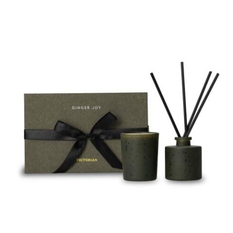 Deze Ginger Joy set, bestaande uit een geurkaars en een diffuser  van het Zweedse merk Victorian, decoratieve geurverspreiders met een  frisse geur om uw hele huis lekker te laten ruiken. De set is verpakt in een luxe geschenkdoos, voorzien van een striklint. De glazen oliehouder heeft een inhoud van 50 ml en kan tot wel 3 weken meegaan en de kaars heeft 15 branduren.