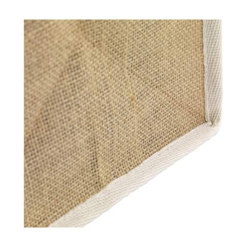 WoW! Grand sac à provisions en toile de jute, à intérieur laminé et anses courtes. Fabriqué en coton tissé résistant. Certifié OEKO-TEX®. Capacité env. 25 litres. Pour votre information : En raison du tissage grossier, l'impression de petits détails dans un logo, des lignes fines et de très petites lettres est limitée. Il est donc possible qu'après avoir reçu votre logo, nous vous conseillions de l'ajuster ou de l'élargir.