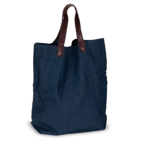 Shop in style with this fashionable shopping bag made of strong denim and vegan leather handles. The rivets give this bag a sturdy look. The bag is fully lined.