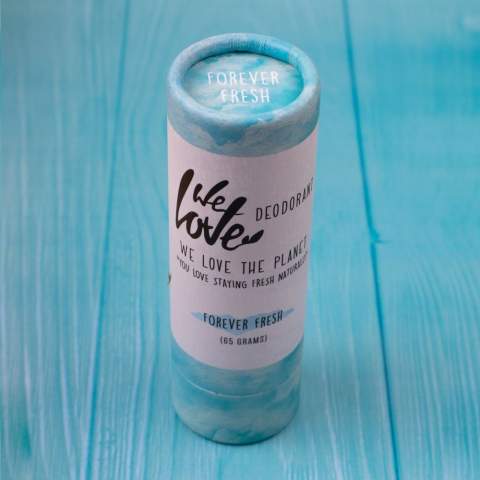 Een luxe verzorgings-cadeauset van het merk 'We Love The Planet' met natuurlijke unisex verzorgingsproducten: • Deodorantstick Forever Fresh van 100% natuurlijke ingrediënten met een verfrissende geur van pure citrus fruitoliën en kruiden. • Zonnebrandstick Vegan (50 g) SPF 30 van 100% natuurlijke en biologisch geteelde ingrediënten. Beschermt de huid (97% gegarandeerd) op een natuurlijke manier tegen schadelijke invloeden van de zon. • Lippenbalsem Velvet Daily met subtiele vanillegeur. Vrij van synthetische stoffen en 100% natuurlijk. De biologische oliën, boters en vitamines verzachten, verzorgen en beschermen de lippen. De push-up sticks van deze producten zijn gemaakt van 100% recyclebaar FSC mix papier. Made in Holland. Per set in een kraft geschenkdoos.