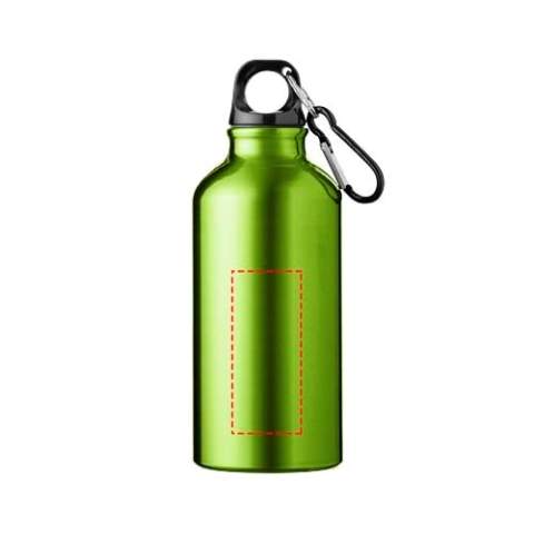 Blijf altijd gehydrateerd met deze duurzame, maar lichtgewicht 400 ml aluminium waterfles. Het is de perfecte metgezel tijdens het sporten, op dagtochten of op kantoor. De enkelwandige Oregon-fles heeft een draaidop en biedt voldoende ruimte om elk soort logo toe te voegen. Klem de bevestigde karabijnhaak (niet geschikt om mee te klimmen) stevig vast aan een tas om deze niet te verliezen. BPA-vrij en getest en goedgekeurd onder de Duitse voedselveiligheidswetgeving (LFGB) en voor ftalaten onder REACH.