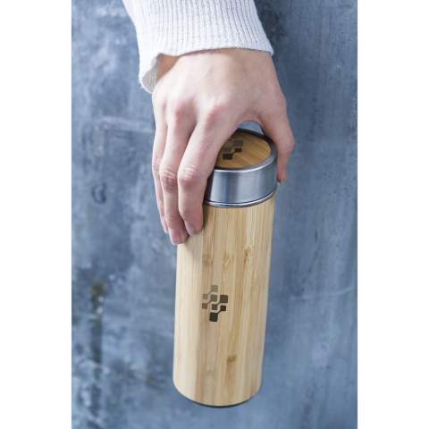 Double-walled, leak proof, vacuum-insulated stainless steel thermo bottle/thermo cup with bamboo finish. Includes a removable stainless steel tea strainer. Capacity 360 ml. Each item is supplied in an individual brown cardboard box.