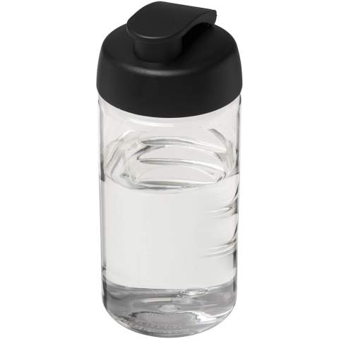 Einwandige Sportflasche mit integriertem Fingergriff-Design. Die Flasche ist aus recycelbarem PET-Material hergestellt. Verfügt über einen auslaufsicheren Deckel zum Klappen Das Fassungsvermögen beträgt 500 ml. Mischen und kombinieren Sie Farben, um Ihre perfekte Flasche zu kreieren. Kontaktieren Sie den Kundendienst für weitere Farboptionen. Hergestellt in Großbritannien. Verpackt in einem recycelten PE-Kunststoffbeutel. BPA-frei.