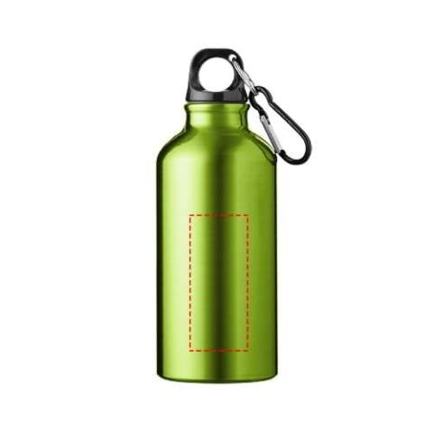 Blijf altijd gehydrateerd met deze duurzame, maar lichtgewicht 400 ml aluminium waterfles. Het is de perfecte metgezel tijdens het sporten, op dagtochten of op kantoor. De enkelwandige Oregon-fles heeft een draaidop en biedt voldoende ruimte om elk soort logo toe te voegen. Klem de bevestigde karabijnhaak (niet geschikt om mee te klimmen) stevig vast aan een tas om deze niet te verliezen. BPA-vrij en getest en goedgekeurd onder de Duitse voedselveiligheidswetgeving (LFGB) en voor ftalaten onder REACH.