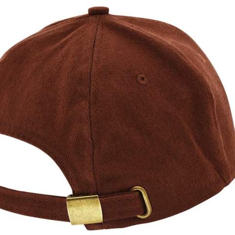 Die Turned Brushed Cap ist die perfekte Cap für den Alltag. Denn mit seinem schlichten und zeitlosen Design kann der coole Klassiker mit vorgeformtem Schirm mit Ziernähten, Luftlöchern und einem Baumwollschweißband vielseitig eingesetzt werden und verleiht Ihrem Outfit stets das gewisse Etwas. Die coole Cap mit 6 gedrehten Panelen und einer Metallschnalle und Öse aus Messing ist hergestellt aus gebürsteter Baumwolle und sitzt dank Stirnverstärkung ideal auf dem Kopf. Die Veredelung ist sowohl als Stick, 3D Stick oder Transferdruck möglich. Egal was Sie vorhaben - eine stylische Cap darf nicht fehlen! Und da ist diese Turned Brushed Cap genau die Richtige! 