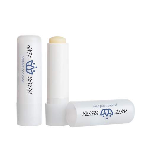 4,8 gram lippenbalsem spf20 in een matte huls. Met bijen- en plantaardige wax, zonder minerale oliën. Dermatologisch getest, geproduceerd in Duitsland