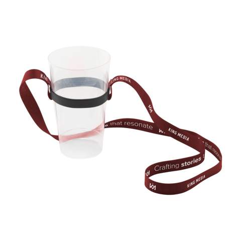 Solide lanyard en polyester RPET tissé résistant avec porte-gobelet universel en silicone (Ø 6 cm). Comprend un marquage en couleur par sublimation des deux côtés du cordon. Un joli gadget lors des festivals et événements. De cette façon, vous gardez les mains libres et vous avez toujours votre propre gobelet réutilisable à portée de main. Fabriqué en Europe. La longe est fournie sans gobelet.