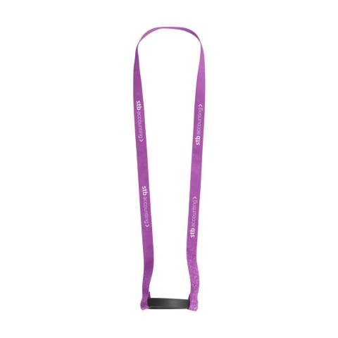 Solide lanyard en polyester RPET tissé résistant avec porte-gobelet universel en silicone (Ø 6 cm). Comprend un marquage en couleur par sublimation des deux côtés du cordon. Un joli gadget lors des festivals et événements. De cette façon, vous gardez les mains libres et vous avez toujours votre propre gobelet réutilisable à portée de main. Fabriqué en Europe. La longe est fournie sans gobelet.