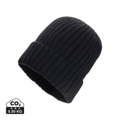 De Kennedi is een must-have beanie gemaakt van gerecyclede materialen. De Kennedi heeft een brede rib en omslag voor een moderne uitstraling. Met AWARE™ tracer die de echte toepassing van gerecyclede materialen valideert. 2% van de opbrengst van elk verkocht Aware™-product wordt gedoneerd aan Water.org.