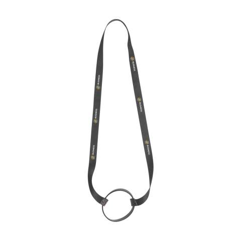 Solide lanyard en polyester RPET tissé résistant avec porte-gobelet universel en silicone (Ø 6 cm). Comprend un marquage en couleur par sublimation des deux côtés du cordon. Un joli gadget lors des festivals et événements. De cette façon, vous gardez les mains libres et vous avez toujours votre propre gobelet réutilisable à portée de main. Fabriqué en Europe. La longe est fournie sans gobelet.