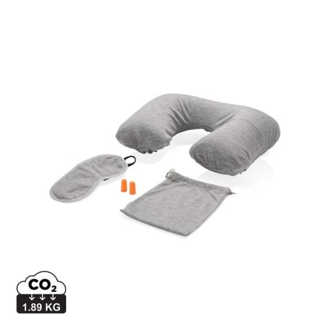 Set dans un étui souple avec fermeture à cordon comprenant un coussin gonflable en PVC, un masque de nuit et des bouchons d’oreille en plastique.