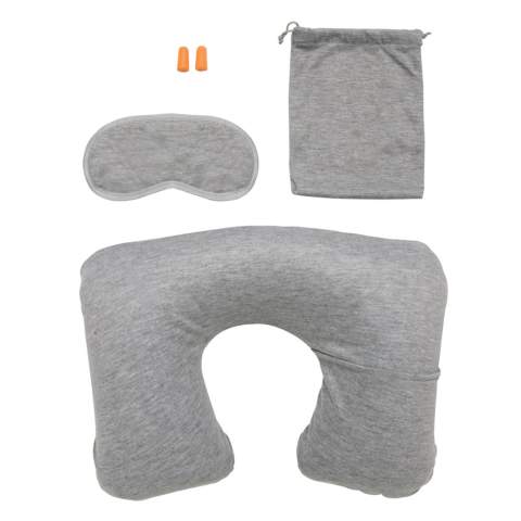 Set dans un étui souple avec fermeture à cordon comprenant un coussin gonflable en PVC, un masque de nuit et des bouchons d’oreille en plastique.