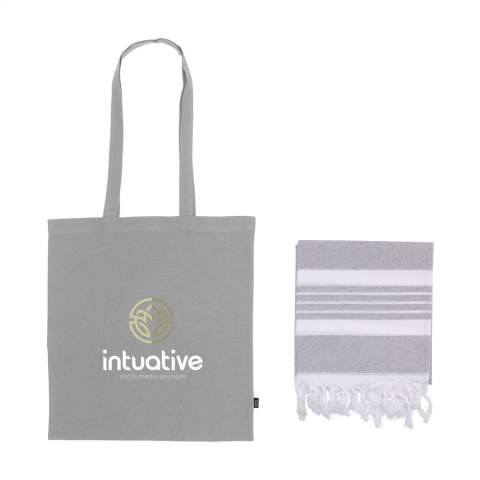 Celebrate summer with this fun, great-looking summer set: • a soft Oxious Hamam Promo towel, meas.  170 x 100 cm. • a practical bag made from GRS-certified recycled cotton. A great promotional set for customers, visitors and staff. Make this set even more personal with a name, quote or logo printed onto each product. The towel is delivered in the bag.