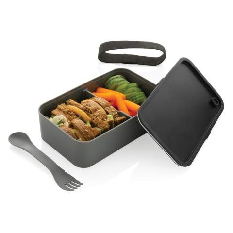 This stylish and sturdy lunchbox fits perfectly with a healthy lifestyle! It is big enough for carrying sandwiches and delicious salads. Made with 93% GRS certified recycled PP, GRS certification ensures a completely certified supply chain of the recycled materials. Including a handy spork and elastic strap. Capacity 1.2 litre. The lunch box is easy to clean, but should not be put in the dishwasher or used in the microwave.