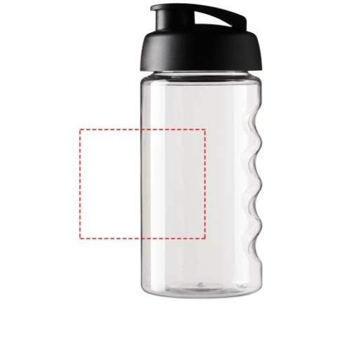 Einwandige Sportflasche mit integriertem Fingergriff-Design. Die Flasche ist aus recycelbarem PET-Material hergestellt. Verfügt über einen auslaufsicheren Deckel zum Klappen Das Fassungsvermögen beträgt 500 ml. Mischen und kombinieren Sie Farben, um Ihre perfekte Flasche zu kreieren. Kontaktieren Sie den Kundendienst für weitere Farboptionen. Hergestellt in Großbritannien. Verpackt in einem recycelten PE-Kunststoffbeutel. BPA-frei.