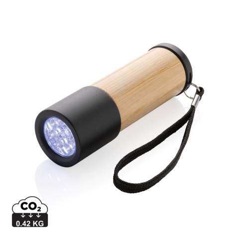 Lampe de poche de poche fabriquée en bambou FSC® 100% et en plastique recyclé certifié RCS (Recycled Claim Standard). Teneur totale en matières recyclées : 36% basée sur le poids total de l'article. La certification RCS garantit une chaîne d'approvisionnement entièrement certifiée en matières recyclées. La distance du faisceau est de 20 mètres et fournit 30 lumens. Conditionné dans un emballage en kraft FSC® mixte. Article et accessoires 100% sans PVC. Piles incluses.<br /><br />Lightsource: LED<br />LightsourceQty: 1<br />PVC free: true