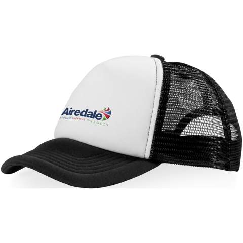 La casquette Trucker à 5 panneaux est une casquette trucker classique avec 100 g/m² de mousse de jersey de polyester à l'avant et de la maille de polyester respirante à l'arrière. Cette casquette est dotée d'une fermeture en plastique pratique pour un ajustement sûr à un tour de tête de 58 cm, ce qui garantit une sensation de confort et de personnalisation.