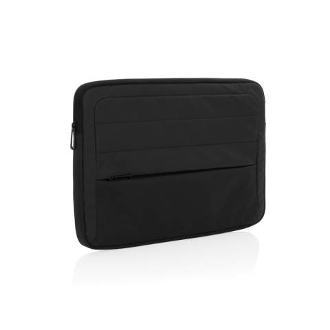 Eine elegante Art, Ihren Laptop zu schützen - eine geräumige Vordertasche und ein schlankes Design, das bis zu einem 15,6" Laptop Platz bietet. Hergestellt aus 100% recyceltem Polyester. Mit AWARE™-Tracer, der die tatsächliche Verwendung recycelter Materialien bestätigt. 2% des Erlöses jedes verkauften Aware™-Produkts werden an Water.org gespendet. PVC-frei.<br /><br />FitsLaptopTabletSizeInches: 15.6<br />PVC free: true