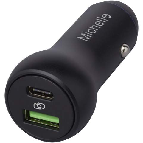 Autolader van aluminium met USB-C- en USB-A-uitgang, beide ondersteunen snel opladen. De output van USB-C is maximaal 55 W en voor USB-A is dit maximaal 22 W. Compatibel met de meeste mobiele telefoons. Als u de traditionele laadsnelheid van 5 V/1 A beu bent, is dit een must-have gadget voor in uw auto! Geleverd in een geschenkverpakking van kraftpapier met een kleurrijke sticker.