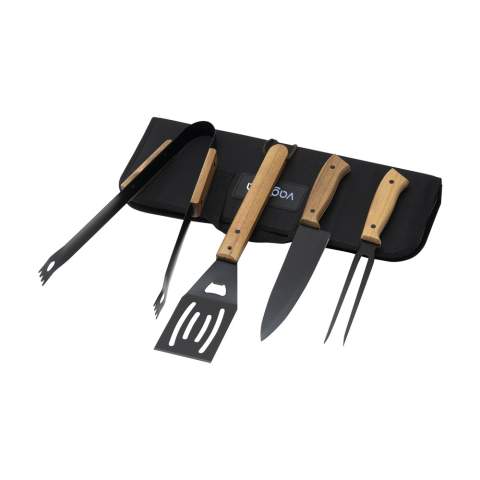 4-teiliges Barbecue-Set: Spatel, Gabel, Messer und Fleischzange. Der Edelstahl hat eine schöne schwarze Beschichtung und die Accessoires haben Griffe aus Akazienholz. Dieses schicke Set wird in einer 600D Nylontasche geliefert.